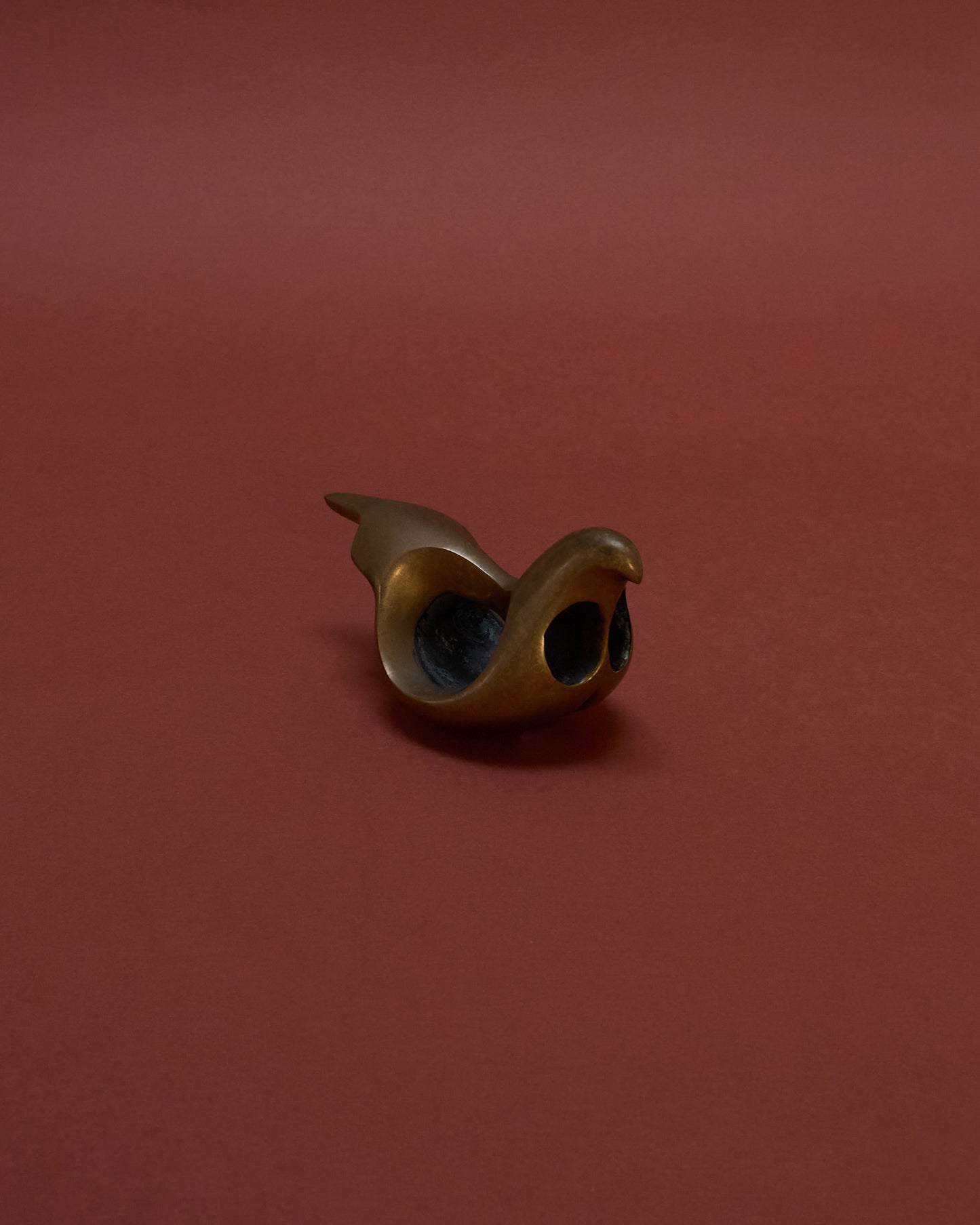 Front angled view of a modernist bronze sculpture by Agustín Alamán, c.1970s, depicting a dove with a rounded breast, numbered edition 11/50.