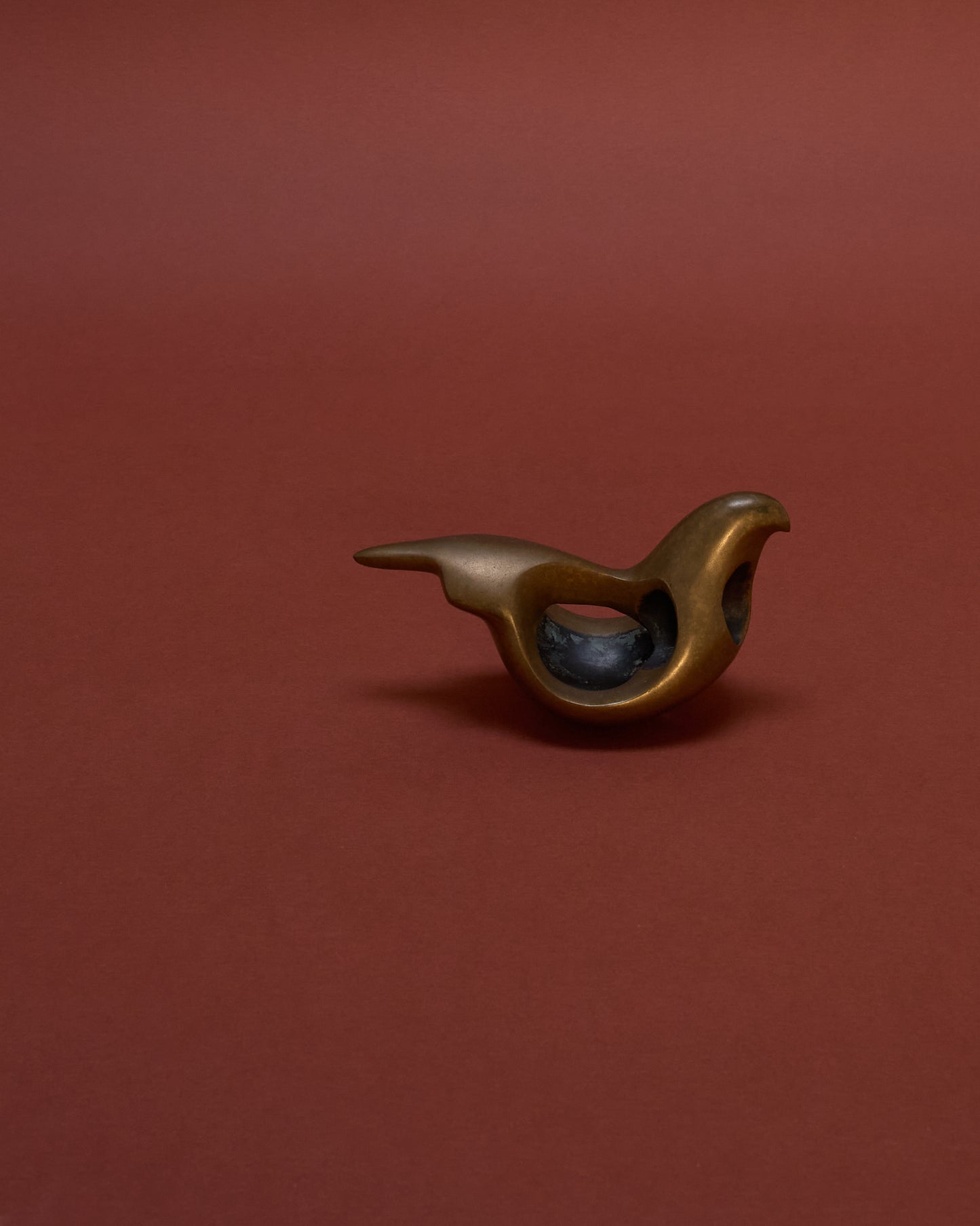 Side view of a modernist bronze sculpture by Agustín Alamán, c.1970s, depicting a dove with a rounded breast, numbered edition 11/50.