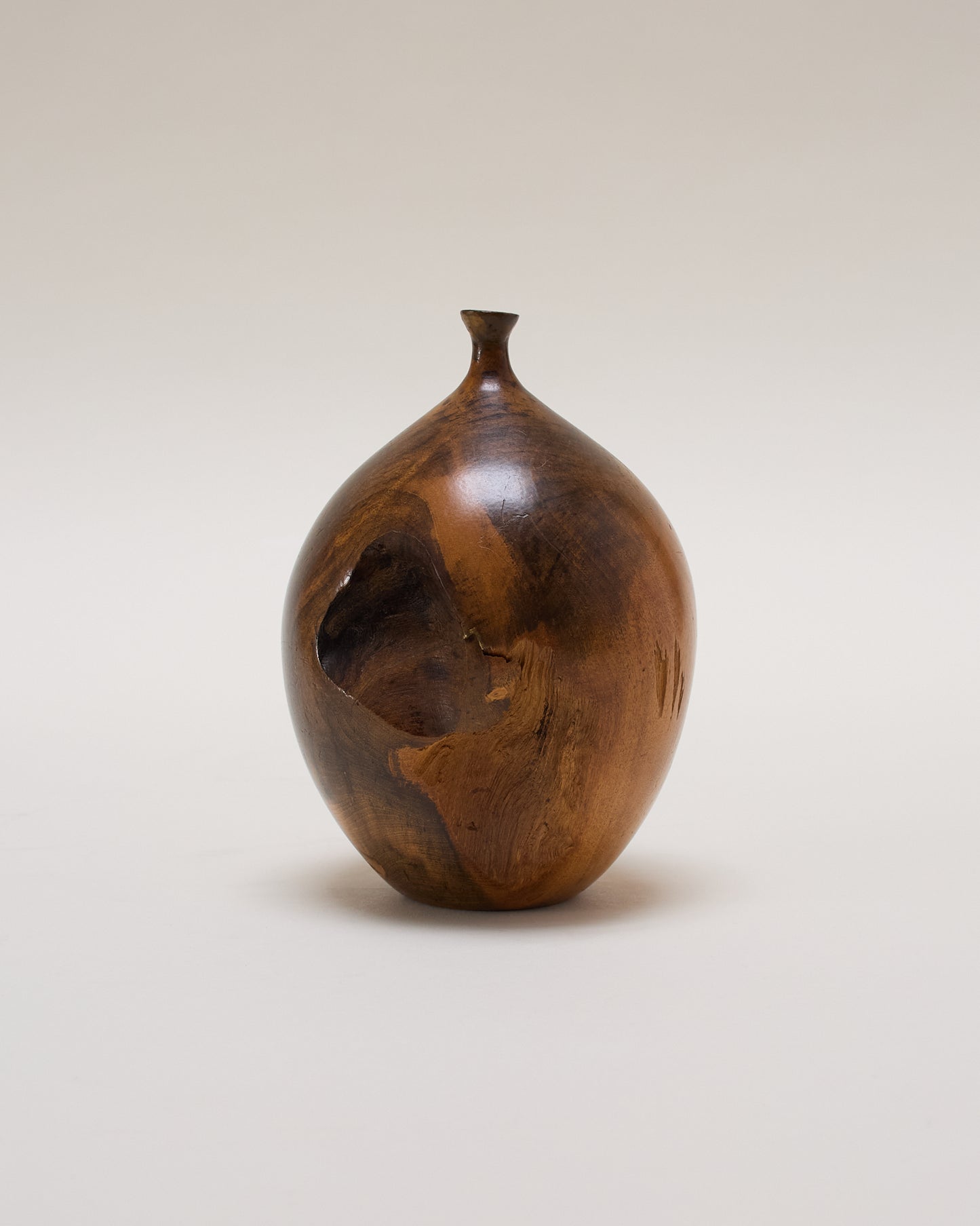Side view of Hap Sakwa vase (1980) — turned wood with rich contrast and swirling texture.